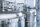 Mitarbeiter bei der Überwachung chemischer Produktionsanlagen und Behälter