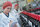 Mitarbeiterin kontrolliert Weinflaschen während der Abfüllung in einer Produktionsanlage