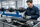 Mitarbeiter bei der Prüfung und Bereitstellung industrieller Zulieferteile