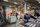 Geschulte Mitarbeitende bei der Warenbearbeitung im Logistikzentrum
