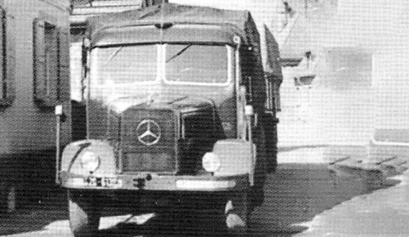 Historisches Foto: Mercedes-Lkw mit Planenaufbau, Gründungsjahr 1947