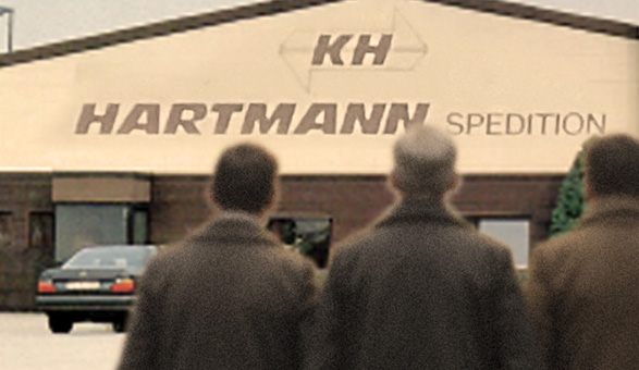 Historische Aufnahme dreier Männer vor dem Firmengebäude von KH Hartmann Spedition, 1965 als Familienunternehmen
