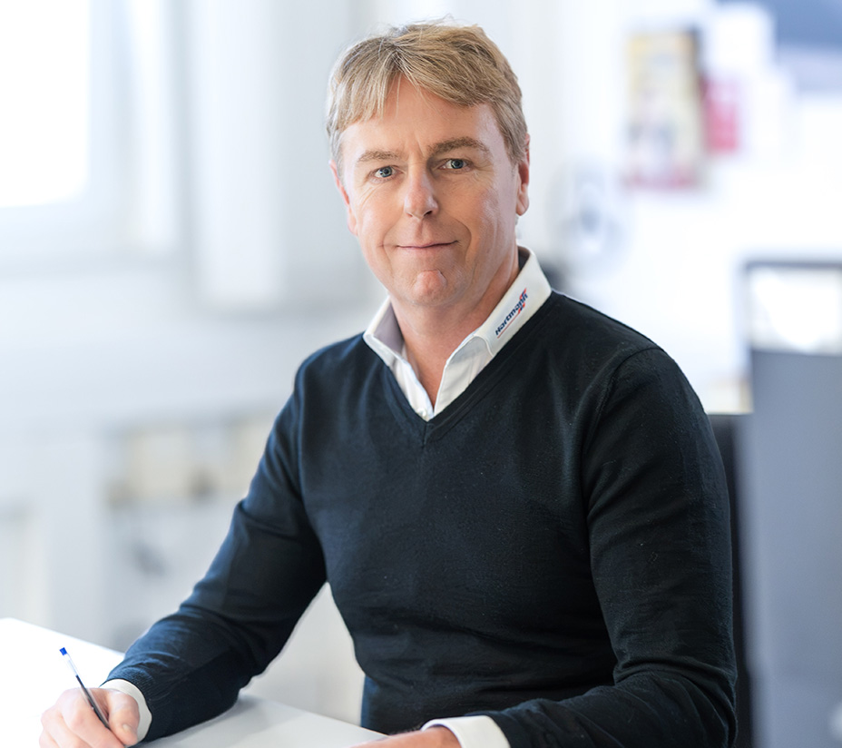 Mitarbeiter von Hartmann am Arbeitsplatz im Büro.
