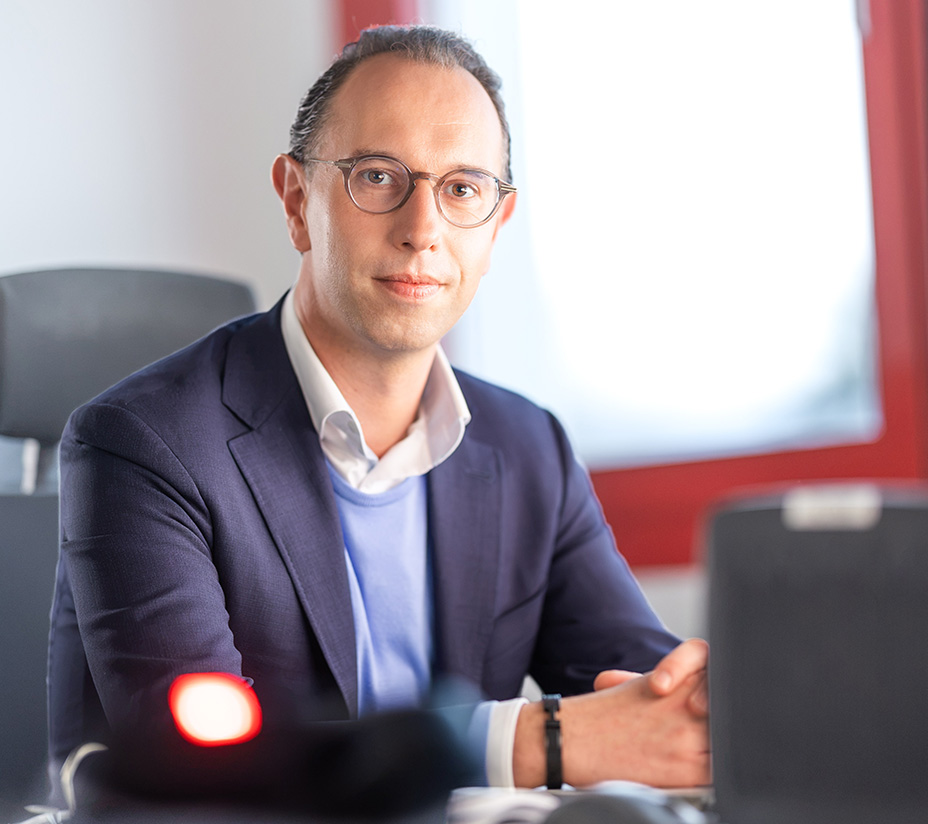 Porträt einer Führungskraft von Hartmann Spedition & Logistik im Büro
