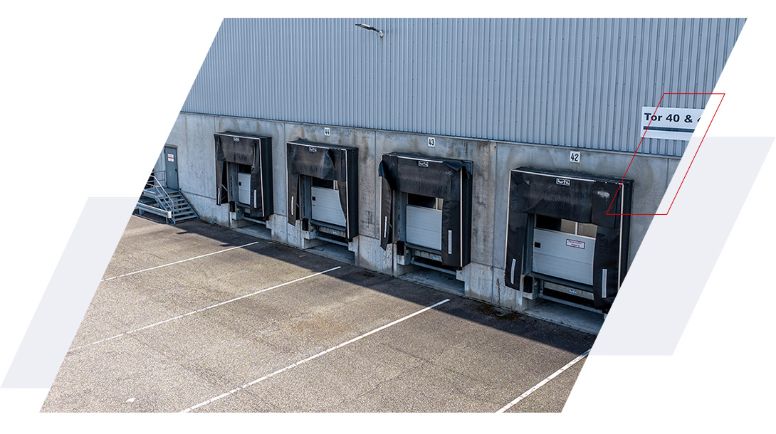 Detailansicht der zahlreichen Laderampen am Logistiklager in Bietigheim.