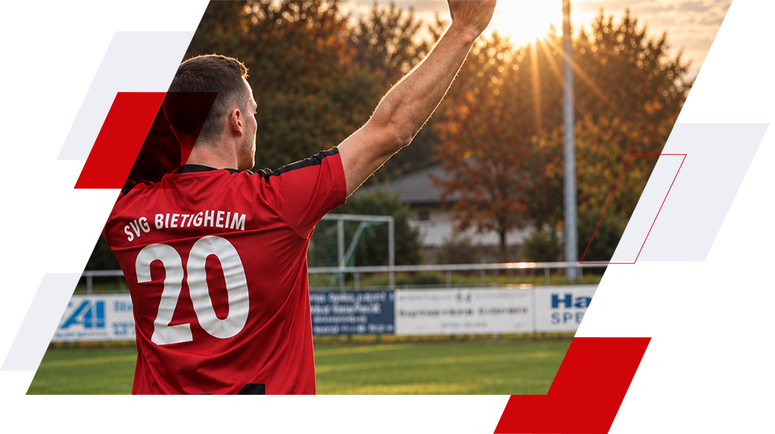 Fußballspieler des SV Germania Bietigheim mit der Rückennummer 20 hebt auf dem Spielfeld jubelnd die Arme, im Hintergrund eine Werbebande von Hartmann.