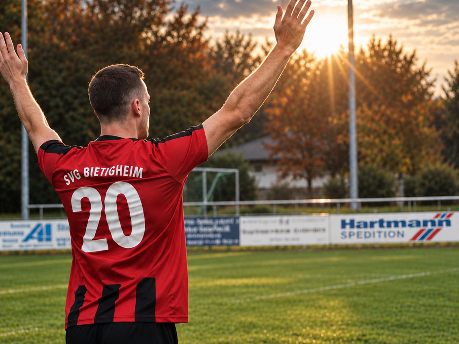 Fußballspieler des SV Bietigheim auf dem Spielfeld vor einer Hartmann Werbebande.