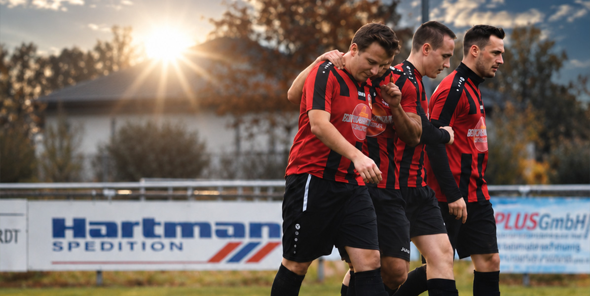 Fußballspieler des SV Bietigheim vor einer Werbebande von Hartmann Spedition.