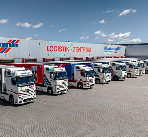 Fuhrpark der Hartmann Spedition vor dem Logistikzentrum.